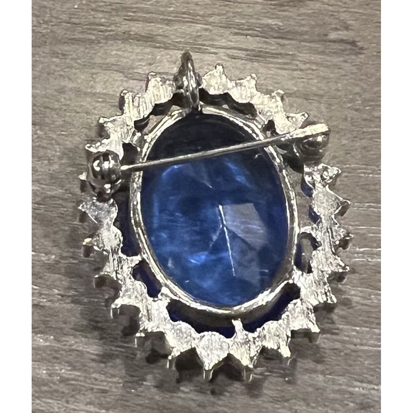 Vintage Silver Tone Stunning Beveled Blue Glass Crystal Brooch Pennant 1.25" - Picture 4 of 8